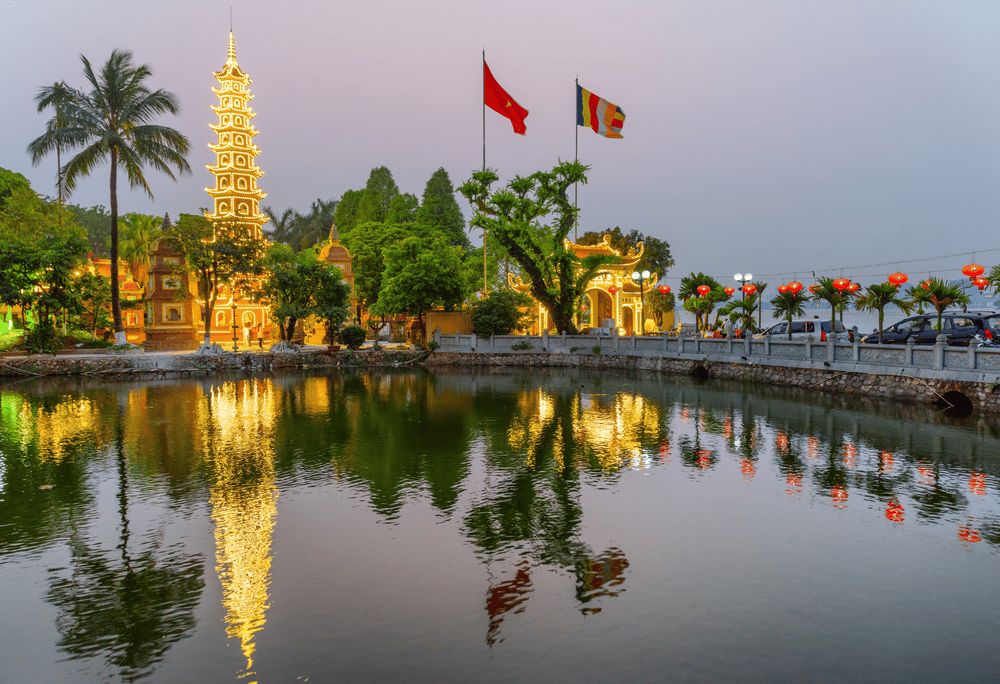 The 11-storey stupa rises high, glowing brilliantly over the peaceful West Lake (Source: Canva)